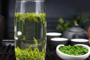 用菊花茶泡玫瑰花茶